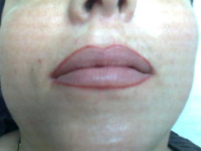 zabieg mikropigmentacji ust (przed zabiegiem, wyrysowany kontur kredką) - kliknij, aby powiększyć
