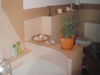 łazienka z wypukłymi piramidami w ścianach-słaba jakośc zdjęcia - kliknij, aby powiększyć