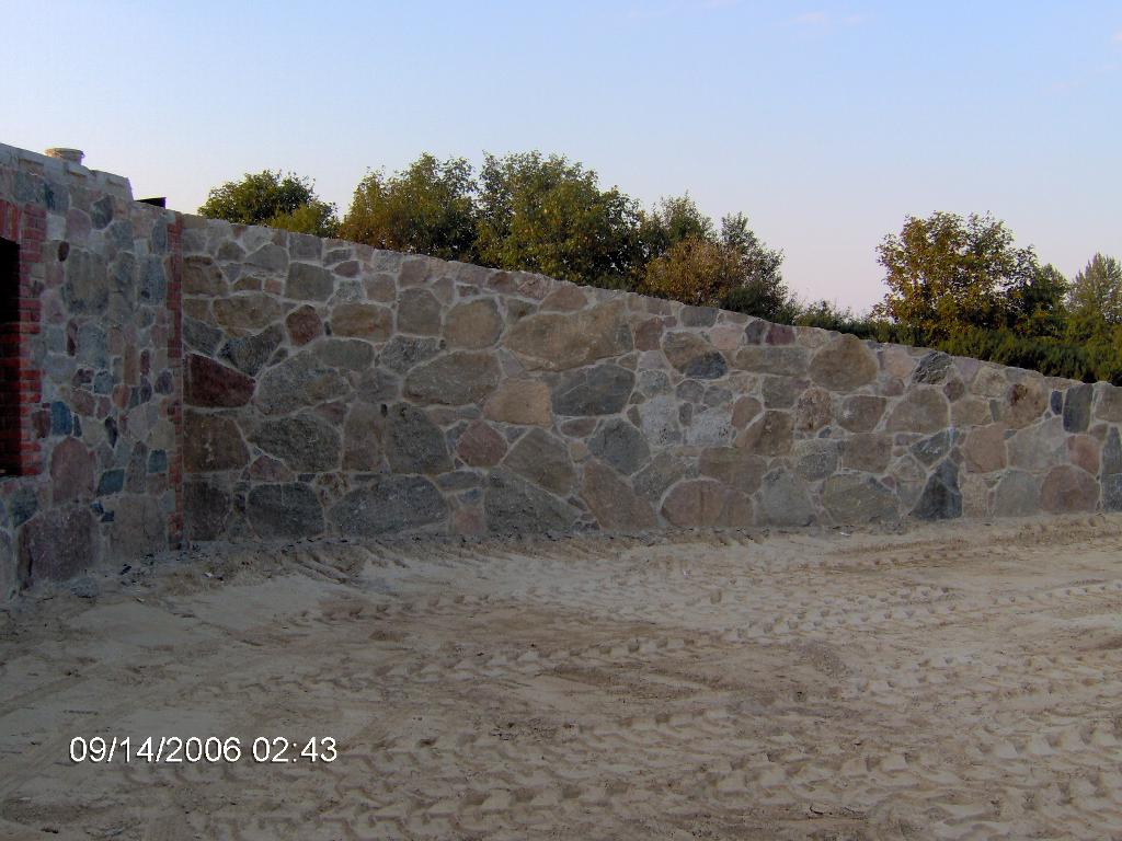 mur oporowy z kamienia