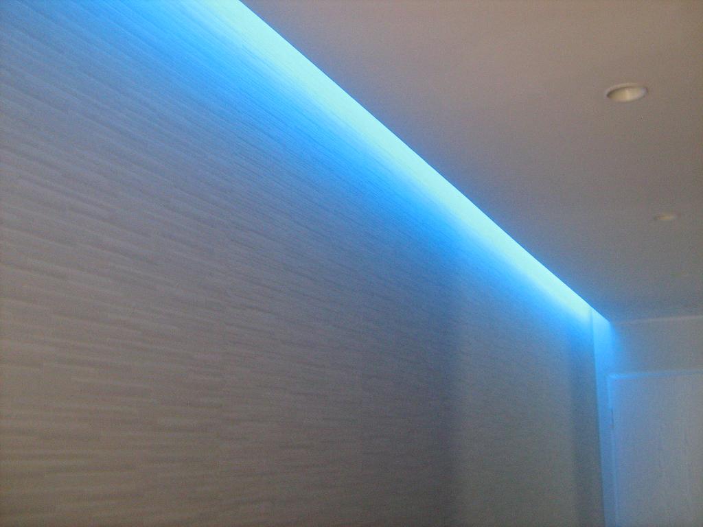 Wnęka w suficie podświetlona paskiem LED, zmienijącym kolory