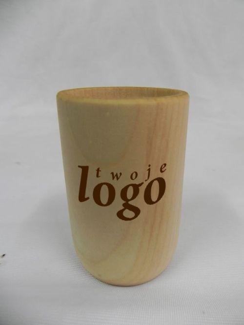 Kubek z drewna bukowego z logo wykonanym laserowo.