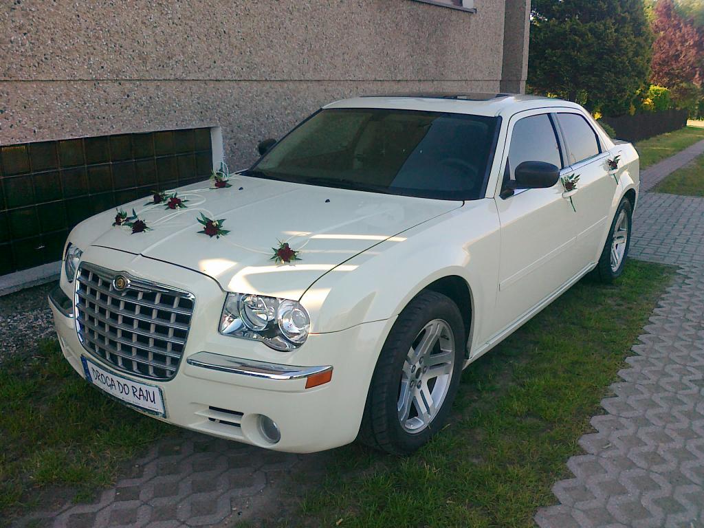 Biały krewmowy Chrysler 300c do ślubu na wesele, Rybnik , Wodzisław, Jastrzebie, Żory, Katowice, śląskie