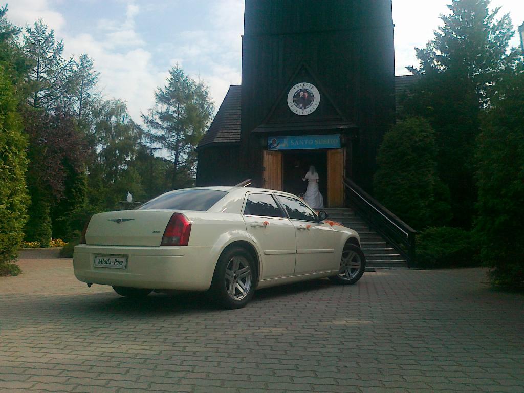 Biały krewmowy Chrysler 300c do ślubu na wesele, Rybnik , Wodzisław, Jastrzebie, Żory, Katowice, śląskie