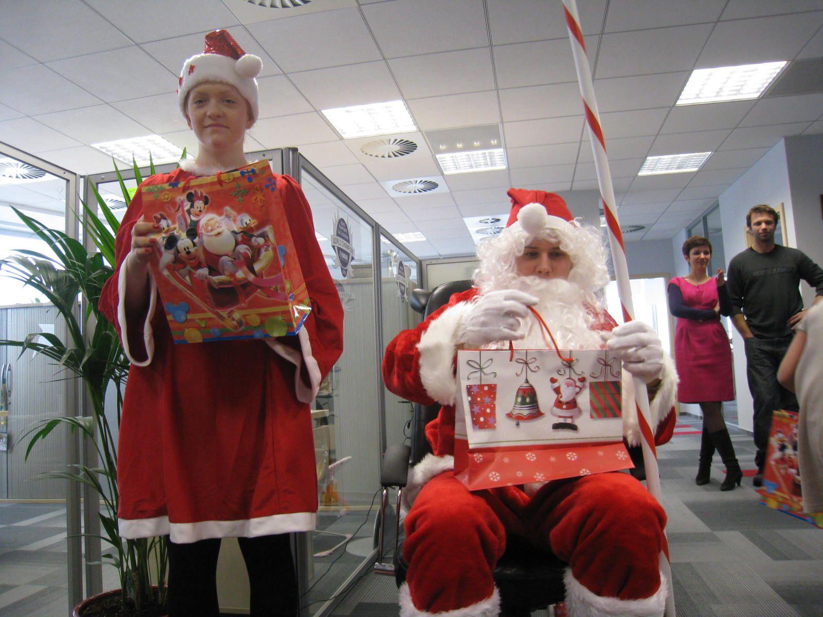 Święty Mikołaj i śnieżynka wręczają prezenty www.klaunpolska