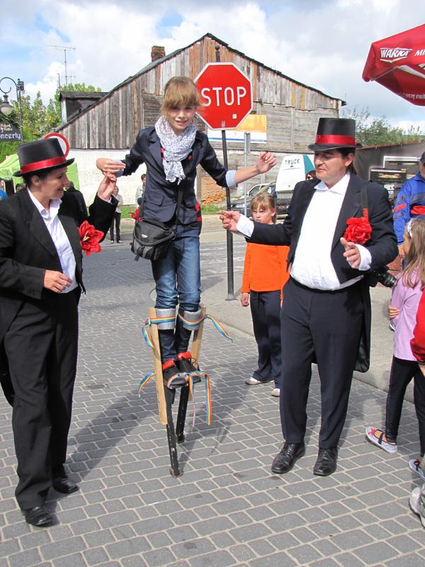 Szczudlarze, mimowie, kuglarze, bańki, balony...