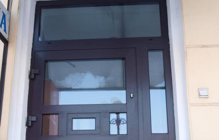 Drzwi zewnętrzne alu. z oknem podajnym