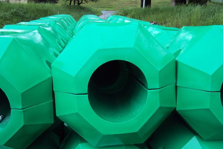 skręcane dzielone pływaki na rury do hydrotransportu produkcja roto molding PE AMARGO