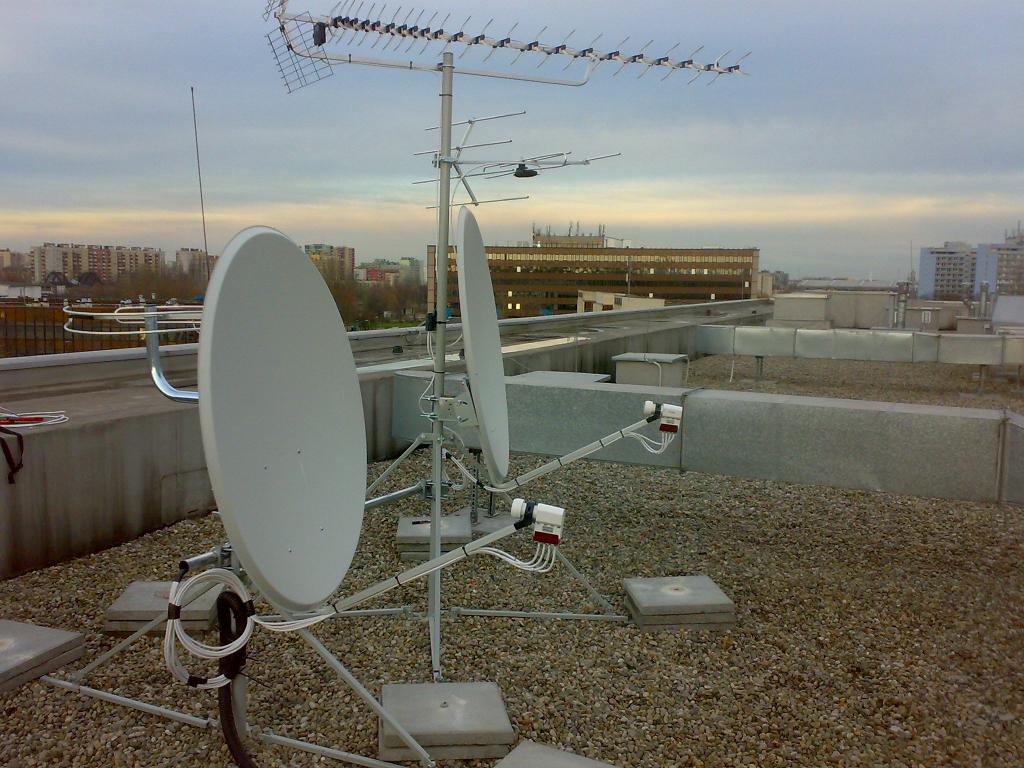 instalacja antenowa na dachu