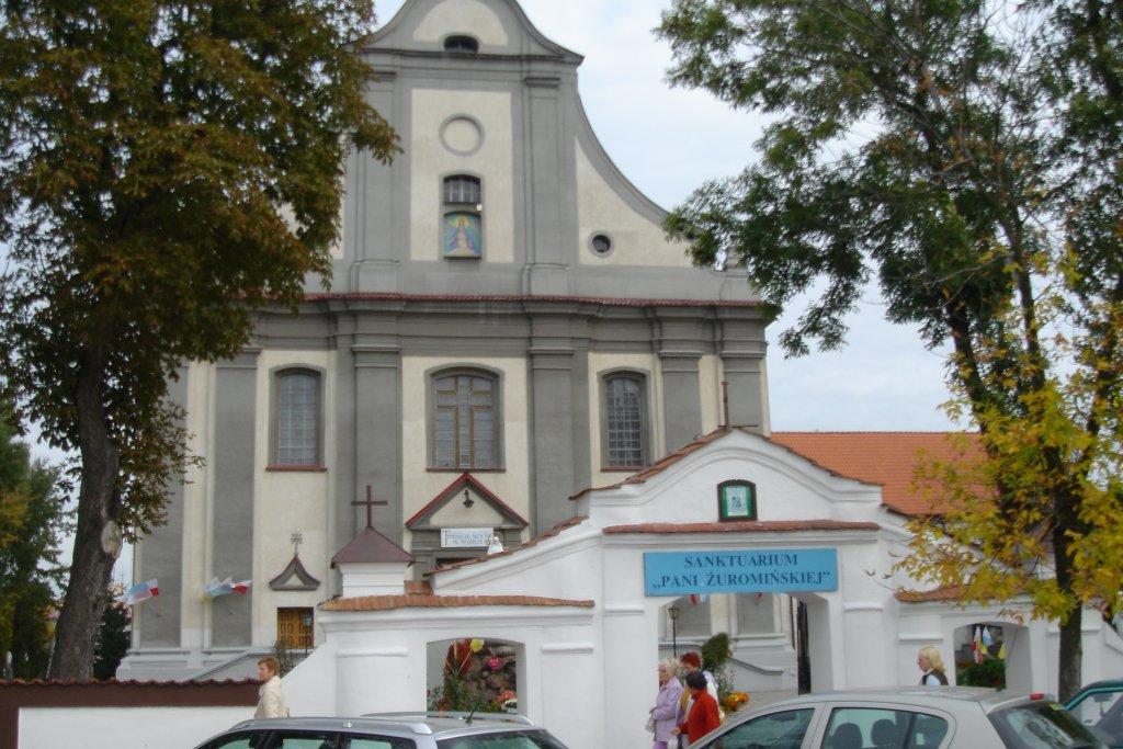 Kościół obok Biura Informacji Finansowej w Żurominie