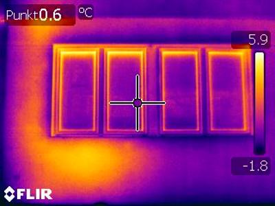 niewłaściwa izolacja ściany zewnętrznej budynku - emisja ciepła z grzejnika na zewnątrz budynk - kliknij, aby powiększyć
