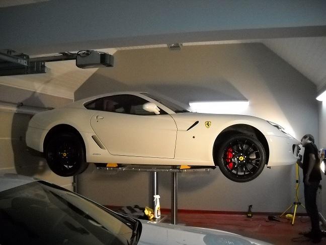 ferrari podczas oinstalowania systemu ochronnego Paint Protection