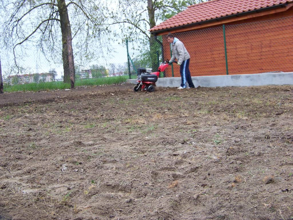 spulchnianie  gleby glebogryzarką