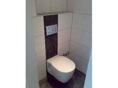 montaż WC typu geberit plus dekoracja mozaiką (pasek wzdłóż  za muszlą i półeczką nad..) - kliknij, aby powiększyć