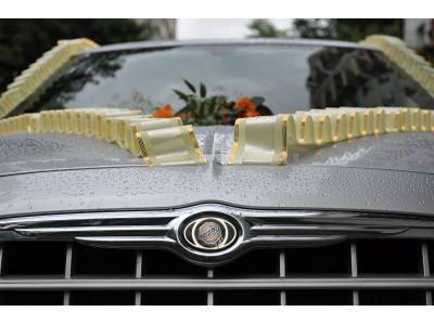 Amerykańska limuzyna do ślubu - srebrny Chrysler 300C - kliknij, aby powiększyć