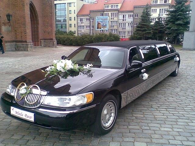 Czarna limuzyna Lincoln Town Car