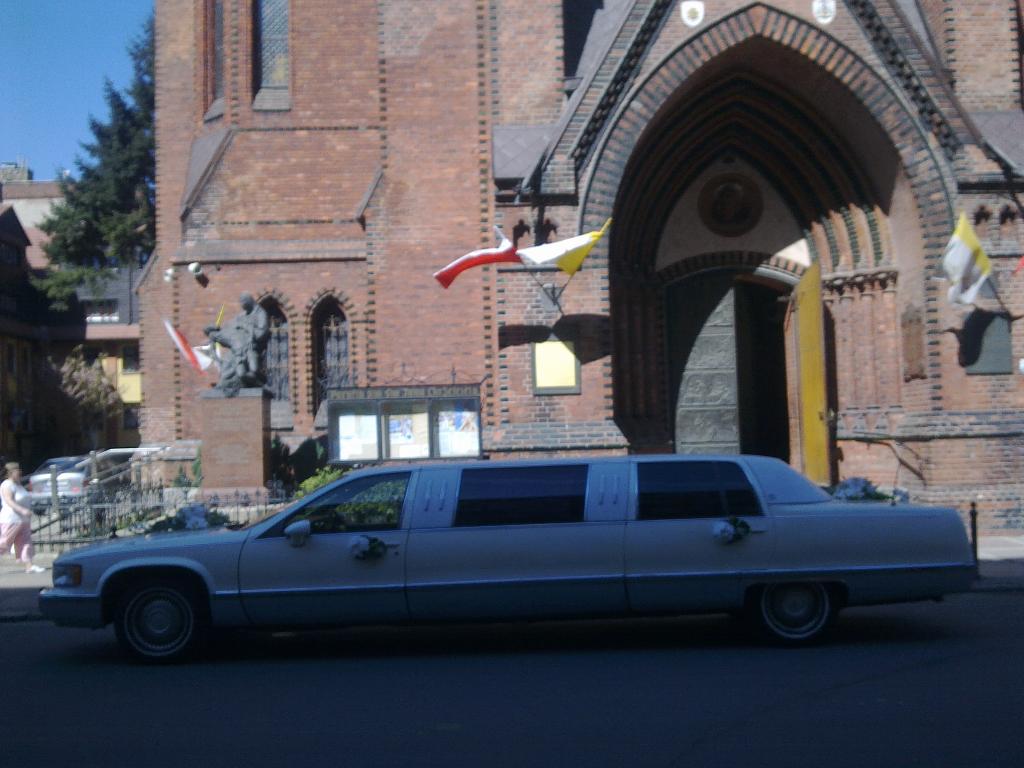 Biała limuzyna Cadillac Fleetwood