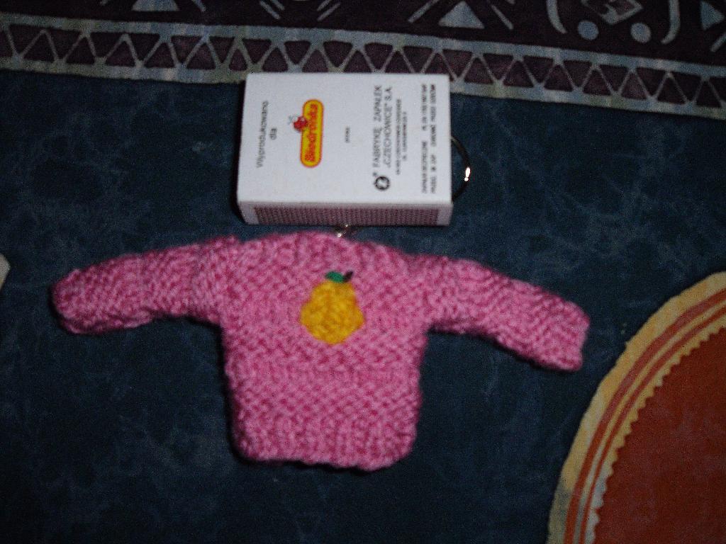 SWETER Z GRUCHA JAKO BRELOCZEK DO KLUCZY 