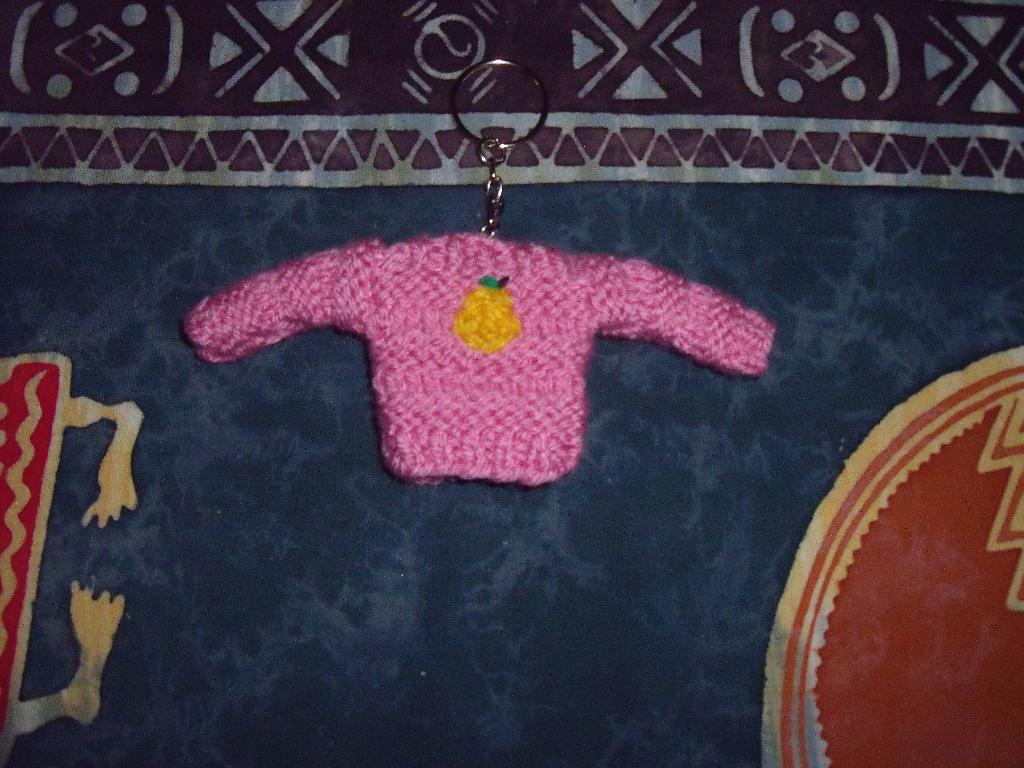 SWETER Z GRUCHA JAKO BRELOCZEK DO KLUCZY 