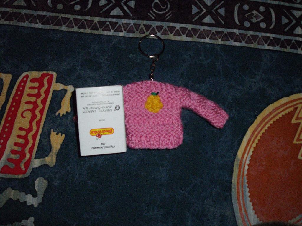 SWETER Z GRUCHA JAKO BRELOCZEK DO KLUCZY 