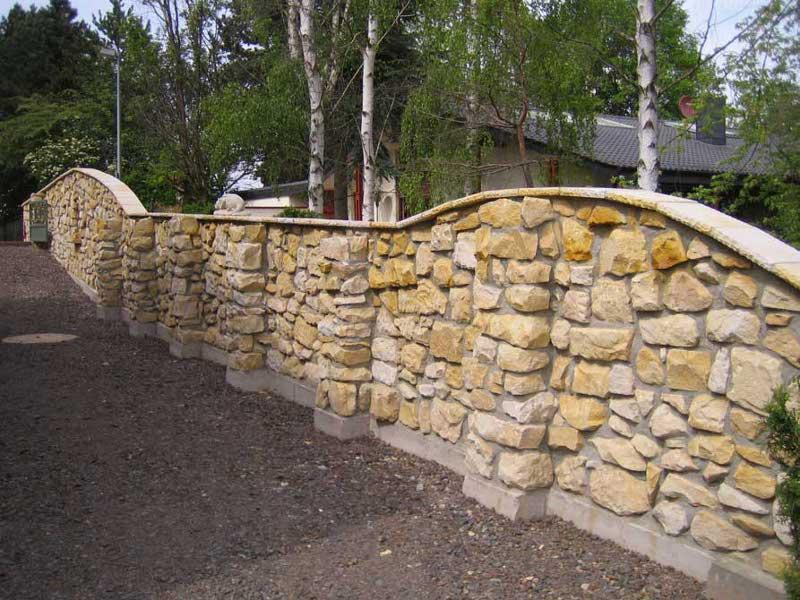 Mur wykonany z kamieni murowych nieregularnych