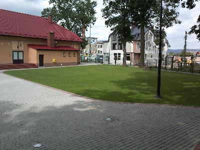 Trawnik zrobiony przez naszą firmę przy Gminnym Ośrodku kultury w Buczkowicach - kliknij, aby powiększyć