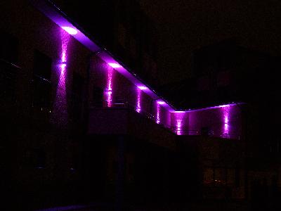 Oświetlenie elewacji budynku lampami Saturn LED RGB  - kliknij, aby powiększyć