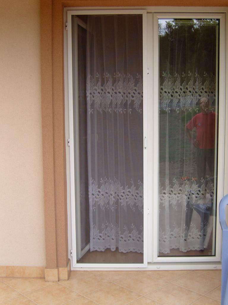 Moskitiery zakładane na drzwi