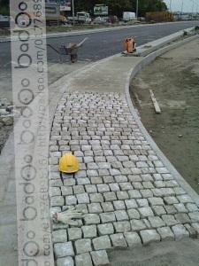 Układanie kostki kamiennej w proste rzędy