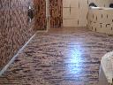 łazienka: panele podłogowe woskowane, korek na ścianie