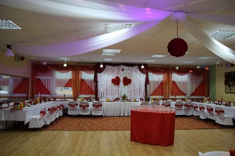 Dekoracja sali weselnej w kolorze czerwono-bordowym