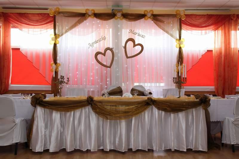 Dekoracja sali weselnej w kolorze złotym