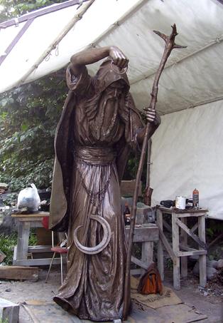 2) Druid wys. 2,5m;  żywica i brąz