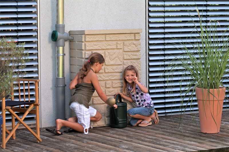 Ozdobne zbiorniki ogrodowe i punkty poboru wody