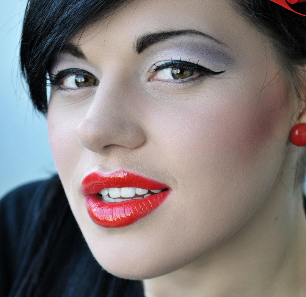 klasyka - czarny eyeliner i czerwona szminka