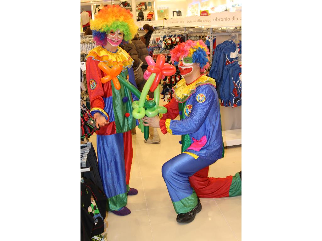 KLAUN CLOWN WRĘCZA KWIATY