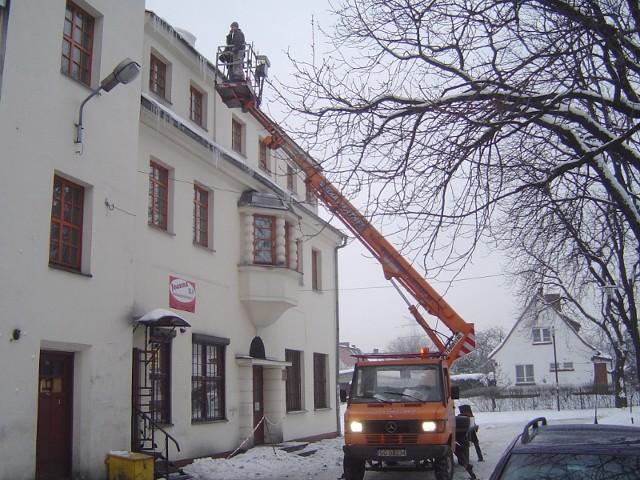 Zbijanie sopli podnośikiem koszowym.