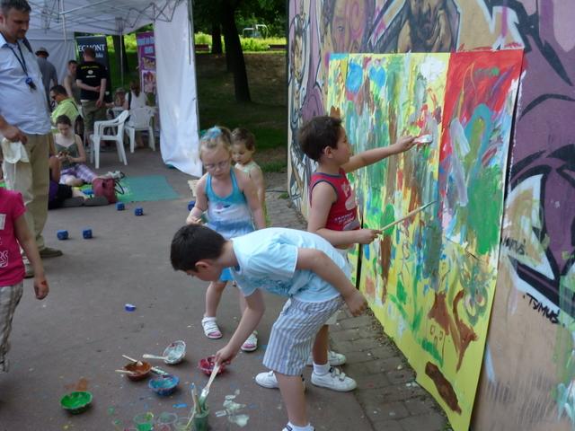 Malowanie ściany podczas pikniku rodzinnego