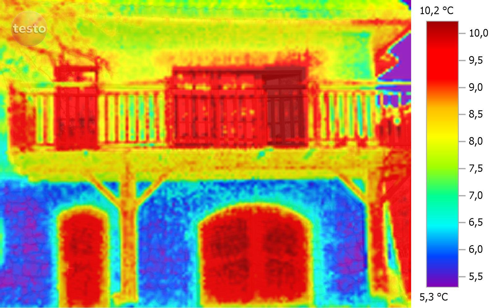 Termogram budynku jednorodzinnego z nieocieplonym piętrem