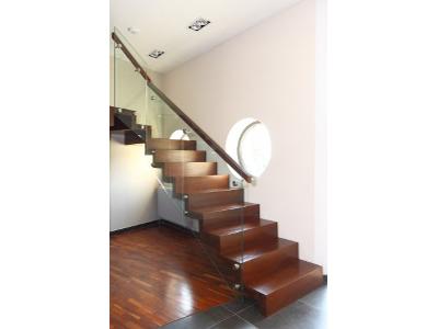 1. schody dywanowe z balustradą szklaną mocowaną do stopni i pochwytem drewnianym - kliknij, aby powiększyć