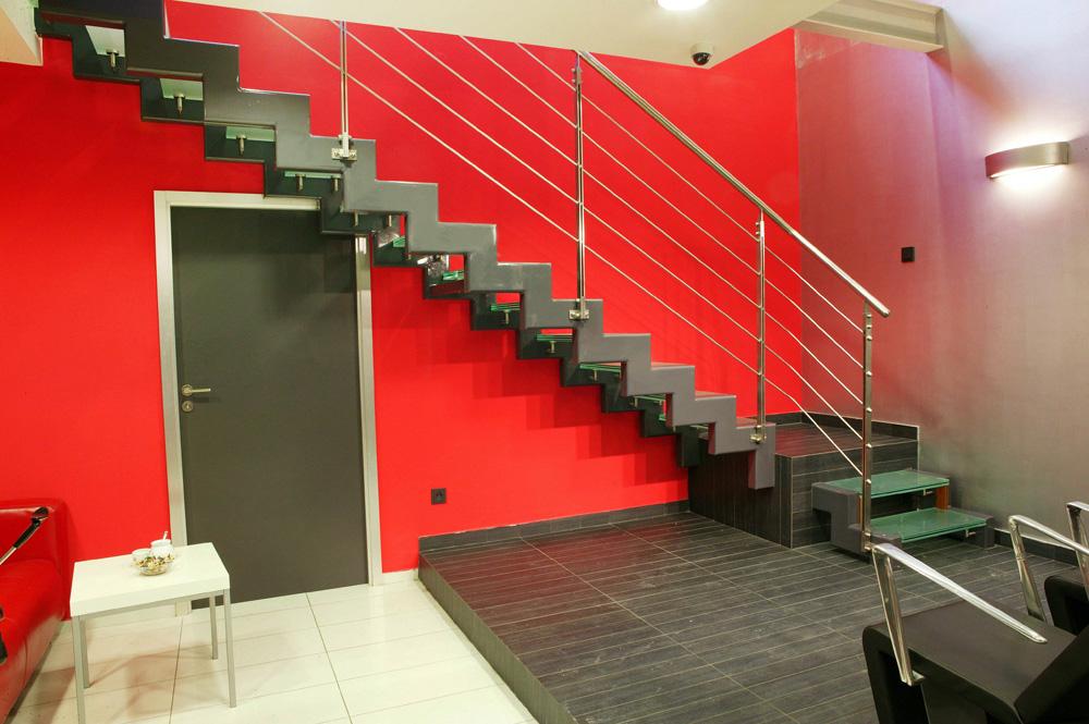 9.  schody ze zwykłej stali malowane proszkowo ze stopniami szklanymi