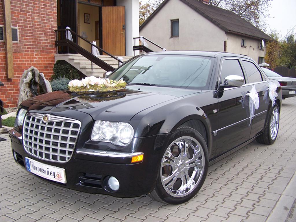 Chrysler 300C - wynajem limuzyny na ślub wesela.