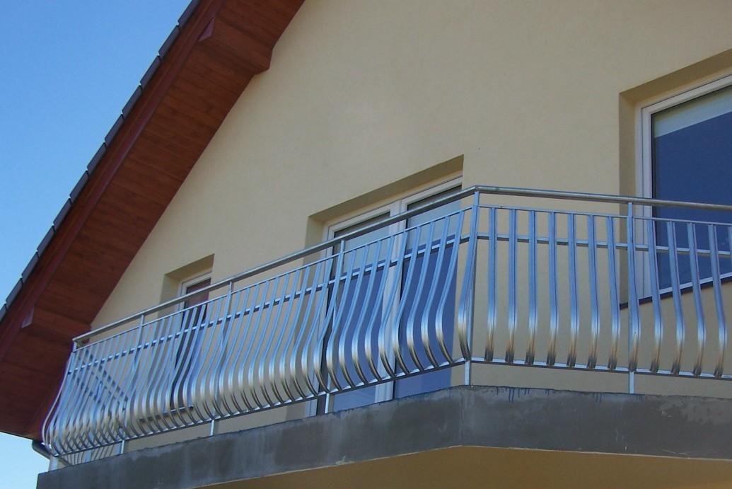 Barierka balkonu cynkowana wykonana ze sztachetek metalowych