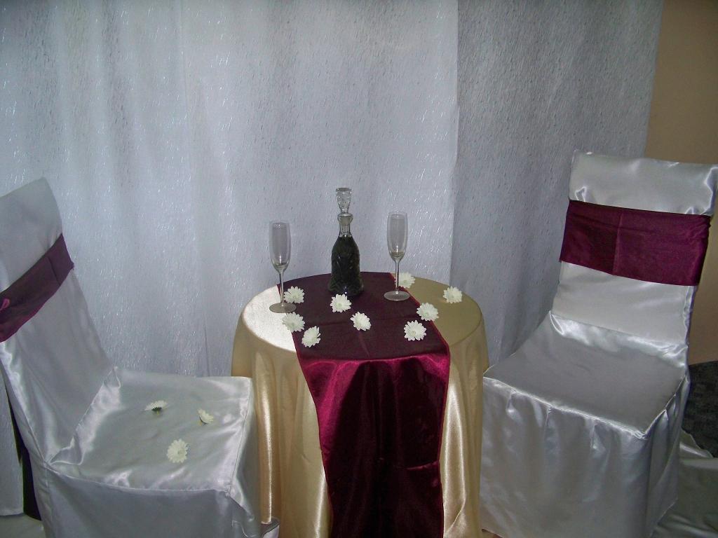Przykład dekoracji ślubnej z bordową szarfą