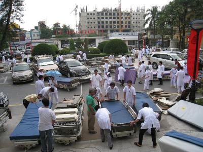 Kilkadziesiąt ton sprzętu medycznego podarowanych zostało szpitalowi w Wietnamie.