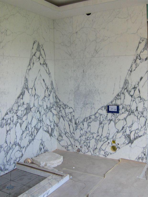 Ściana marmurowa w łazience