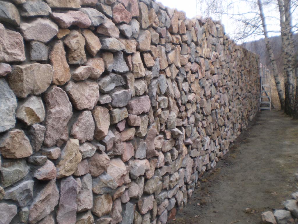 mur z porfiru na dziko