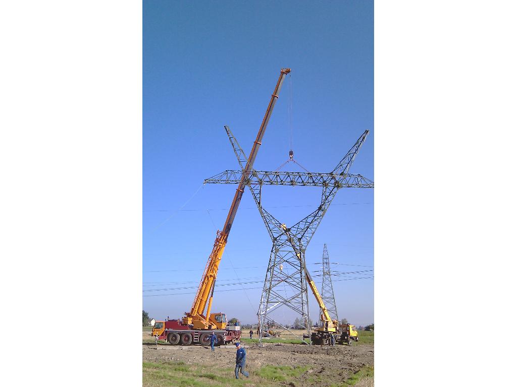 Stawianie słupów wysokiego napięcia