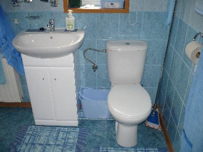 kompleksowo wykonana łazienka wraz z białym montażem - kliknij, aby powiększyć