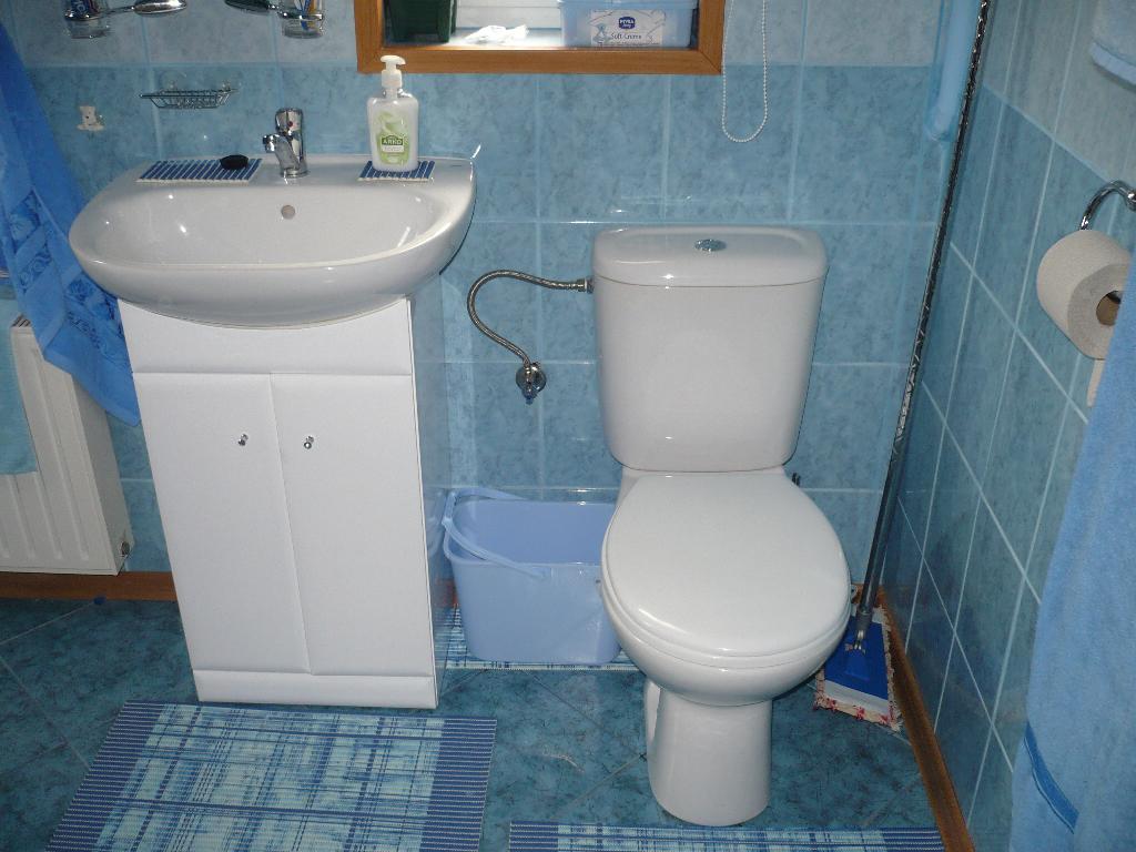 kompleksowo wykonana łazienka wraz z białym montażem