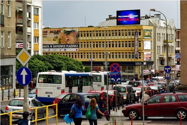 Widok z ul. 1 Maja na telebim 